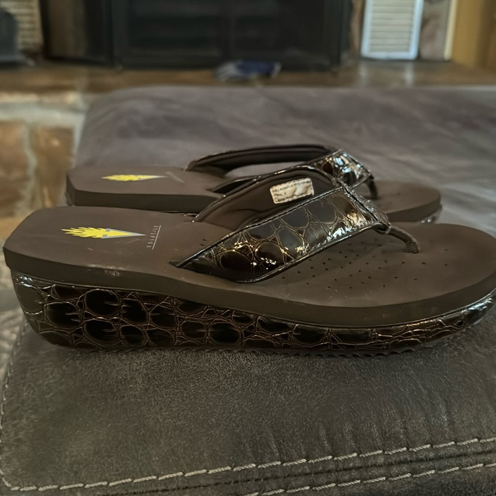 Volatile new never worn sz 7 wedge print sandals